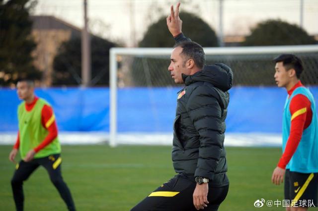 1643038690903069746.jpg 爱游戏体育登录-国足助教佩普进入角色 抵达日本首练就上大量课