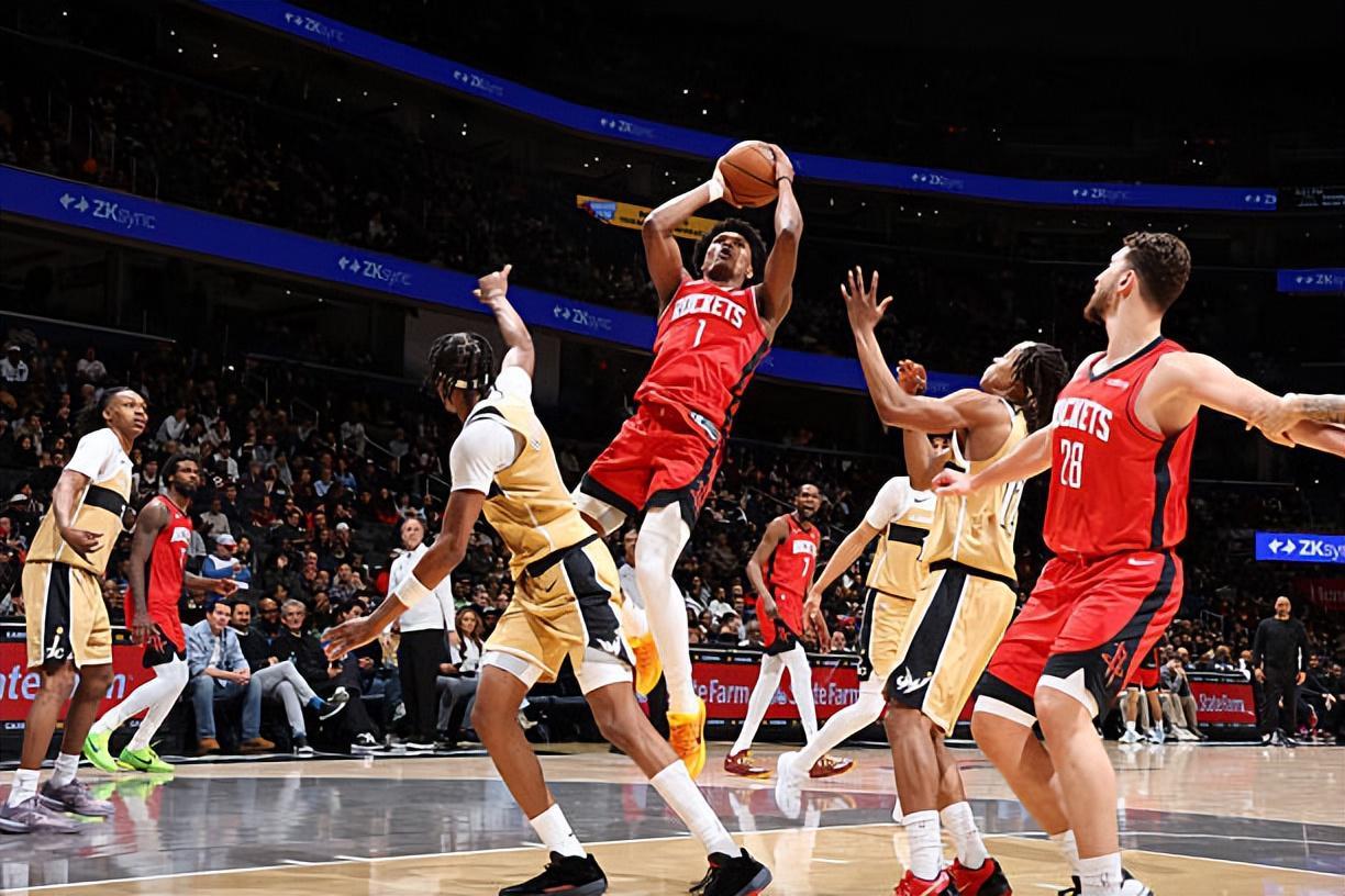 明明其他能力都非常出色，但火箭却非要让他担任控卫的角色？