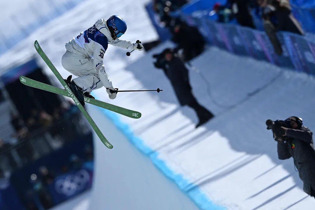 谷爱凌U型场地技巧夺金！中国队包揽金银，创冬奥境外参赛最佳战绩！